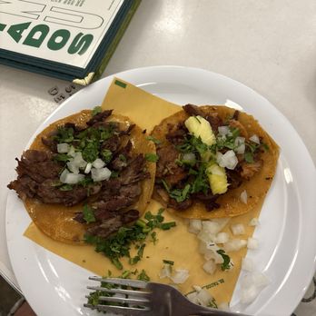 Tacos Atarantados - Trompo surtido (uno de puerco y uno de res) - Bars Near Me - Miami, Florida Tacos Atarantados - Trompo surtido (uno de puerco y uno de res) - Bars Near Me - Miami, Florida