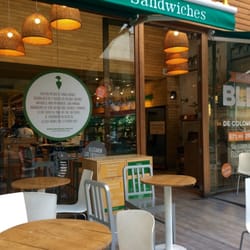 Green Eat - El local, visto de afuera. Está sobre Reconquista, que es peatonal.
