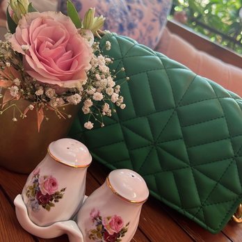 Little Hen - Cute centerpiece with real flowers - Breakfast & Brunch Near Me - Miami, Florida