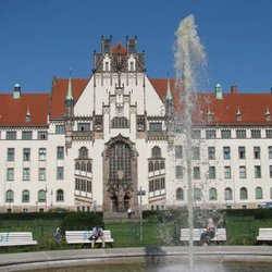 Brunnenplatz - Brunnenplatz im Wedding im Sommer 2017 mit renoviertem Amtsgericht.:)