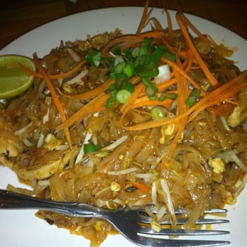 Spicy Thai Lao - Chicken Pad Thai minus the cabbage. - Thai Near Me - Burbank, Illinois