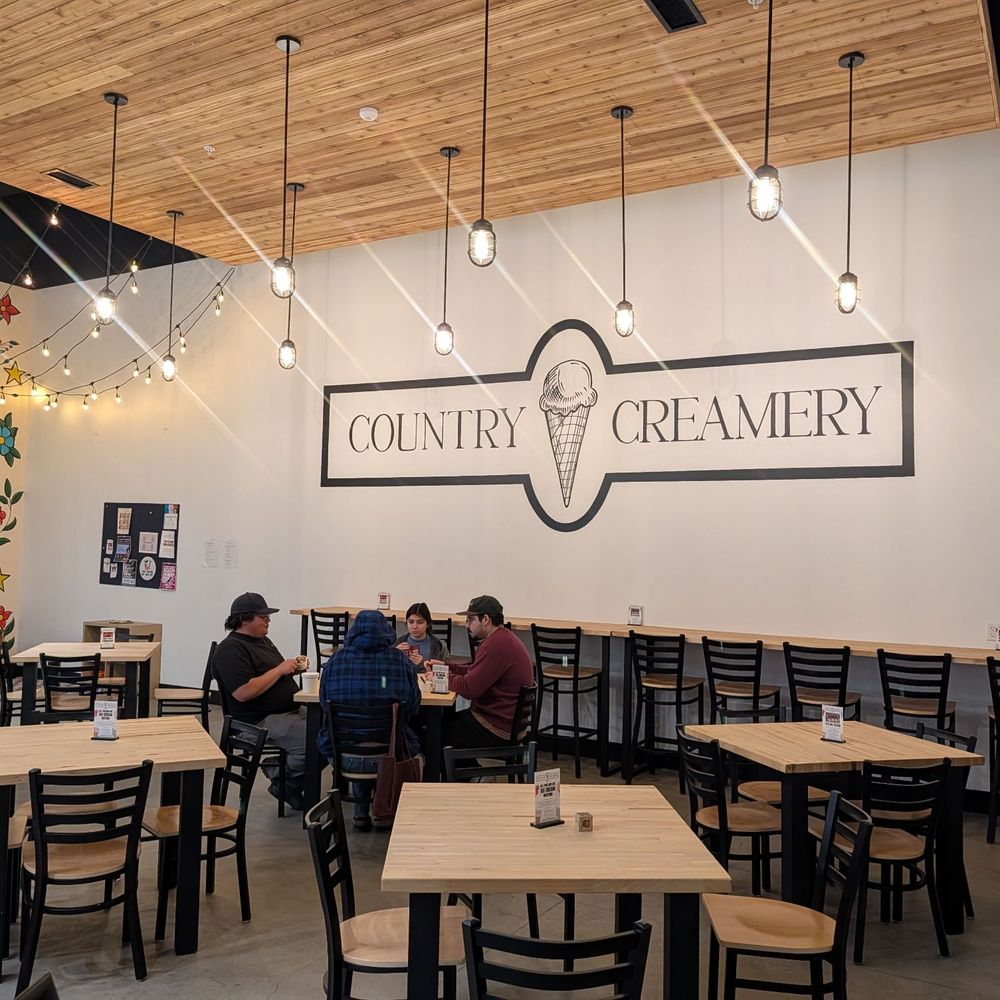 Country Creamery Reno - Seating area - Ice Cream & Frozen Yogurt Near Me - Reno, Nevada