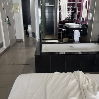 Riu Palace Peninsula - Room with broken tile - Hotels Near Me - Cancún, ROO