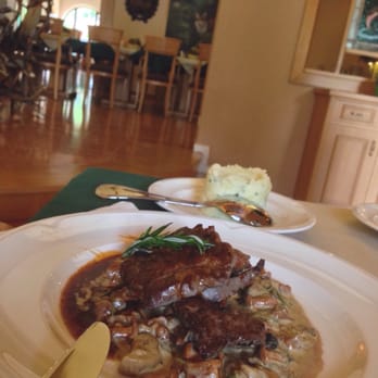 Lovecká Bašta - Dančí medailonky na houbách, smetaně a rozmarýnu/fallow deer medallions on mushroom, cream and rosemary 238,- mashed potatoes 32,- - Food Near Me - Strakonice, JC