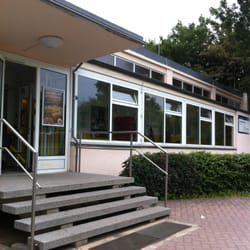 Schwimmhalle Nord - Schwimmhalle Nord von außen. Drinn ist aber alles renoviert und sehr sauber