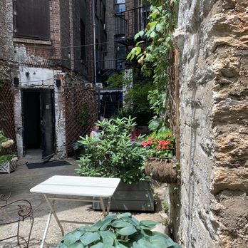 The Chipped Cup - Cute back garden - Coffee & Tea Near Me - New York, New York