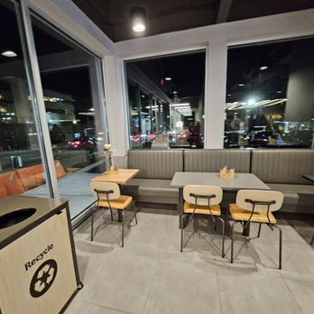Burger King - Inside seating - Fast Food Near Me - Bayside, New York