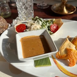Sansibar - Maishuhnbrust mit Caesar Salad, Ofenkartoffel & Pfeffersauce