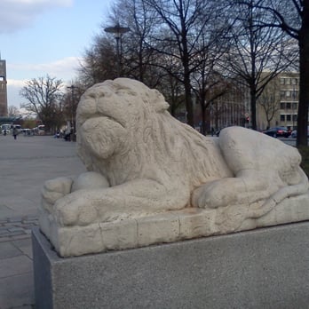 Wandsbeker Marktplatz - Ein Löwe mitten in Wandsbek :-) Was der da macht, steht auf der roten Rundgangs-Tafel. - Public Plazas Near Me - Hamburg, HH