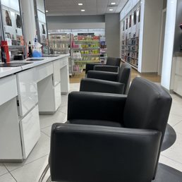 Nice and clean salon area Nice and clean salon area