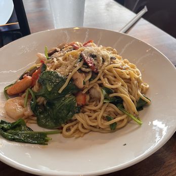 Yard House - Shrimp and Lobster Garlic Noodles - New American Near Me - Cincinnati, Ohio Yard House - Shrimp and Lobster Garlic Noodles - New American Near Me - Cincinnati, Ohio