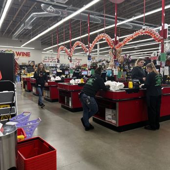 Grocery Outlet - customers at the cash register - Grocery Near Me - Middletown, California Grocery Outlet - customers at the cash register - Grocery Near Me - Middletown, California