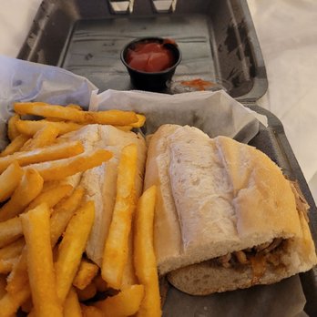 Houlihan's - Prime rib sandwich excellent - Bars Near Me - Front Royal, Virginia