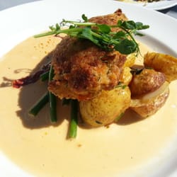 Operagrillen - Dagens rätt - kyckling 'cordon bleu' med sallad på gröna bönor och torkade tomater