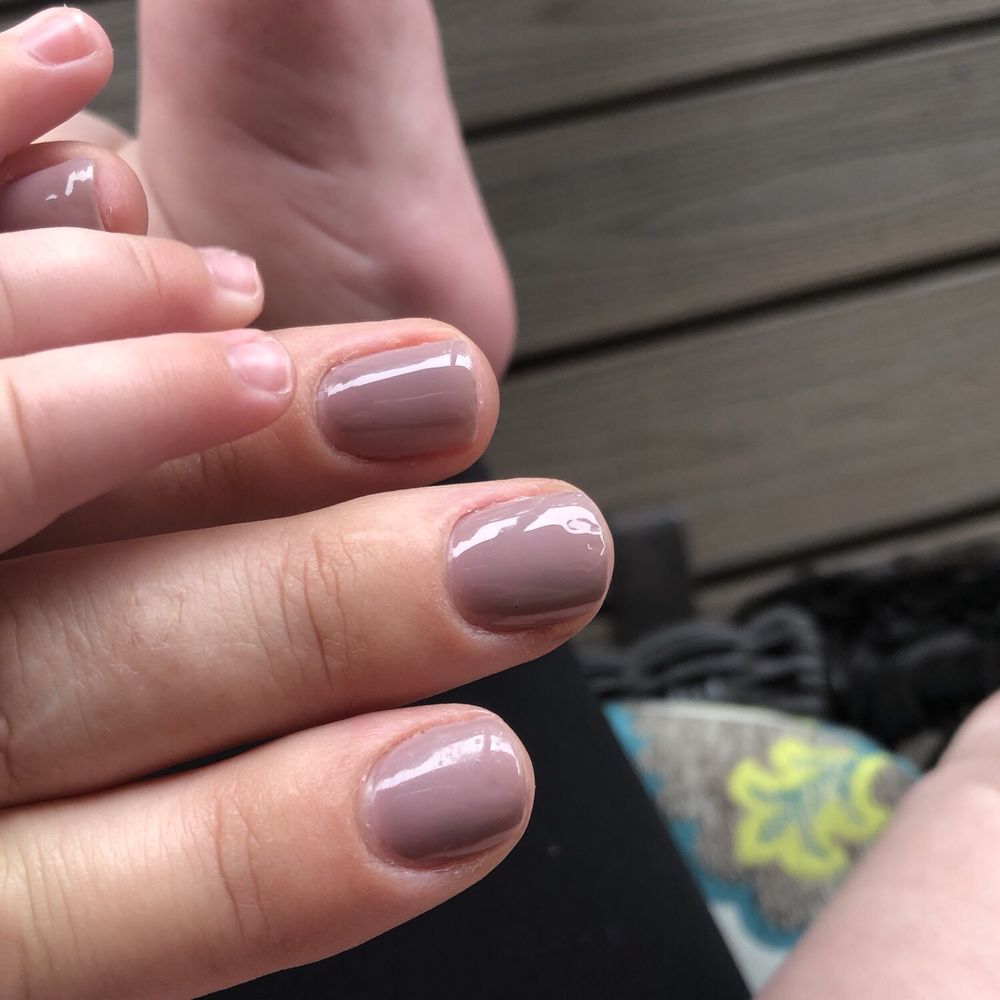 Divots and wrinkles in my nails that were done 45 minutes prior to this. This is a no chip Divots and wrinkles in my nails that were done 45 minutes prior to this. This is a no chip