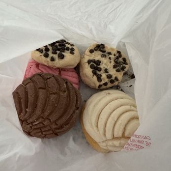 Reyna's Bakery - I purchased 6 pieces of sweet bread and 2 Bolillos for $13 ... OUCH! Didn't even taste good, they tasted old. - Bakeries Near Me - Bell, California Reyna's Bakery - I purchased 6 pieces of sweet bread and 2 Bolillos for $13 ... OUCH! Didn't even taste good, they tasted old. - Bakeries Near Me - Bell, California