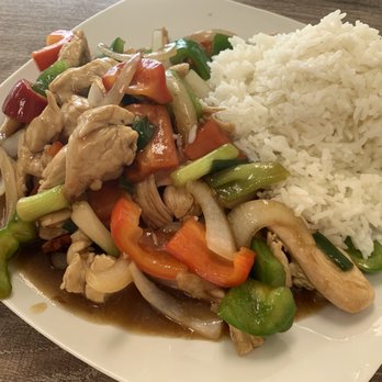 Thai Buri - Cashew chicken lunch special - Thai Near Me - Wheeling, Illinois