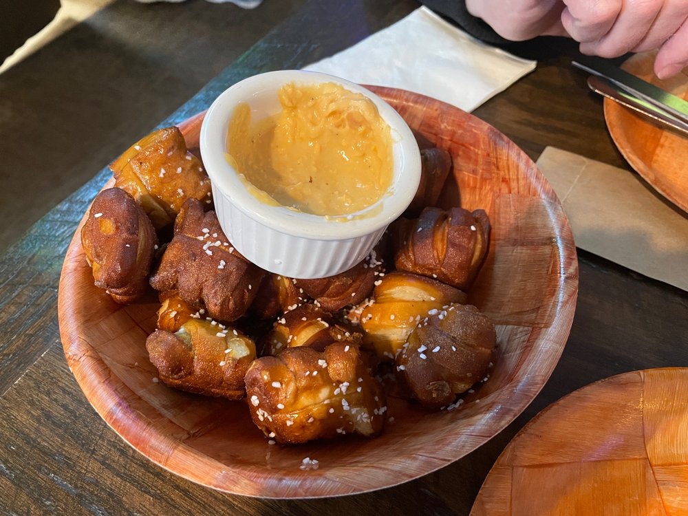 Lucky's Tavern