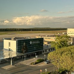Mövenpick Hotel - ... Blick aus dem Zimmer auf die Startbahn ...