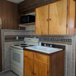 American Motel - Stove and microwave...plus It doesn't have one of those small fridges...this room had a full size fridge. Awesome!