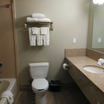 La Quinta by Wyndham Manteca - Ripon - Bathrooms are very clean and spacious - Hotels Near Me - Ripon, California La Quinta by Wyndham Manteca - Ripon - Bathrooms are very clean and spacious - Hotels Near Me - Ripon, California