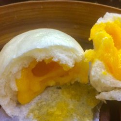 悅點居 - Delicious egg custard bun