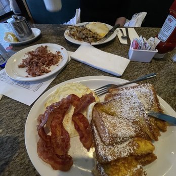 Cedar Glen Inn - French Toasts w/ eggs and bacon - American Near Me - Cedar Glen, California