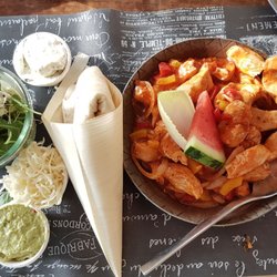 Restaurant Fabula - Turkey Fajita -gegrillte Geflügelstreifen,roten Zwiebeln und Paprika, dazu kleine Tortillas, Dips, Käse und Salat
