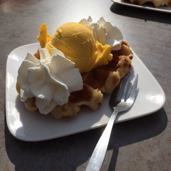 IJskoud De Beste - Warm waffle / mango ice cream / whipped cream - Ice Cream & Frozen Yogurt Near Me - Amsterdam, New Hampshire