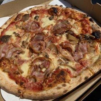 Houdini Pizza Laboratory - TRIFOLATA organic mixed mushrooms, tomato sauce & mozzarella - Pizza Near Me - Fanwood, New Jersey