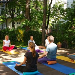 Sivananda Yoga Vedanta Zentrum - Yogastunde auf unserer Gartenplattform