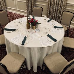 Val's Restaurant & Lounge - Table setting in the hall