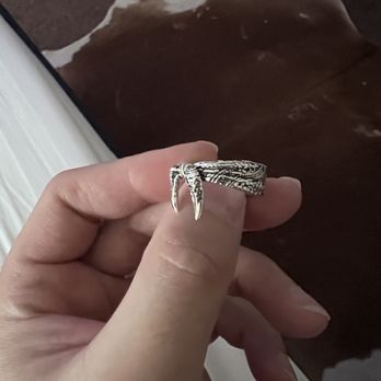Han Cholo - The crappy detail I'm the ring I was sent Look at the tie in the display picture and look at the actual ring they sent me lmaoo. - Jewelry Near Me - Los Angeles, California Han Cholo - The crappy detail I'm the ring I was sent Look at the tie in the display picture and look at the actual ring they sent me lmaoo. - Jewelry Near Me - Los Angeles, California