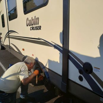 Trucks & Trailers Mobile Mechanic - Pablo finishing up repairs - Trailer Repair Near Me Trucks & Trailers Mobile Mechanic - Pablo finishing up repairs - Trailer Repair Near Me