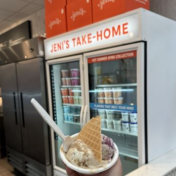 Jeni's Splendid Ice Creams - Gooey Butter Cake & Brambleberry Crisp - Ice Cream & Frozen Yogurt Near Me - Chicago, Illinois