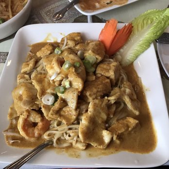 Nidda Thai Cuisine - Curry noodles. Yellow curry with shrimp, chicken, and tofu. - Thai Near Me - Houston, Texas Nidda Thai Cuisine - Curry noodles. Yellow curry with shrimp, chicken, and tofu. - Thai Near Me - Houston, Texas