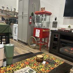 Betsy's Cabins at Mount Rainier - Adorable popcorn machine!