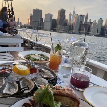 Pilot - Amazing Manhattan skyline - Cocktail Bars Near Me - Brooklyn, New York