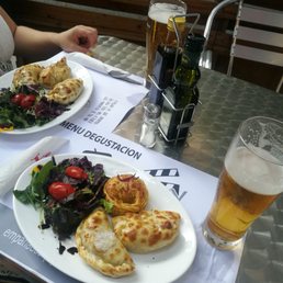 Menu with 3 empanadas and a small mixed salad. This beer is a garra so only half of it is included in the menu rate 9,5€. Super good.