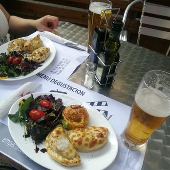 El Laurel - Menu with 3 empanadas and a small mixed salad. This beer is a garra so only half of it is included in the menu rate 9,5€. Super good. - Pizza Near Me - Barcelona, B
