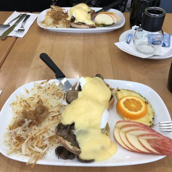 Tutti Frutti - Eggs benny with mushrooms and brie - Breakfast & Brunch Near Me - Ottawa, Ontario Tutti Frutti - Eggs benny with mushrooms and brie - Breakfast & Brunch Near Me - Ottawa, Ontario