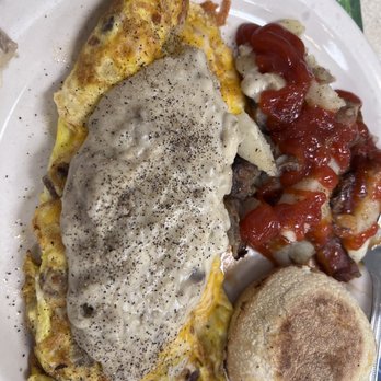 Breakfast Station - Not sure but, I believe this was BAGGAGE OMLET with sausage gravy! - Breakfast & Brunch Near Me - Leesburg, Florida