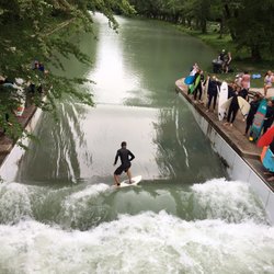 Isarsurfer an der Floßlände