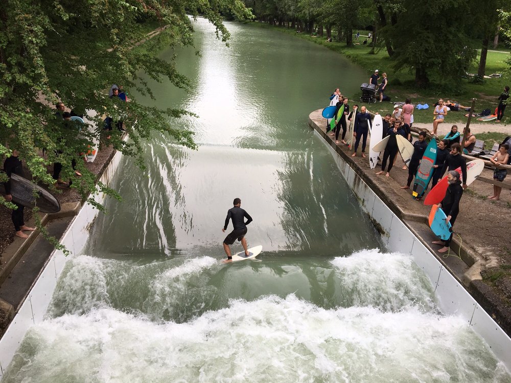 Isarsurfer an der Floßlände