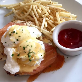 Peacock Cafe - Peacock Eggs Benedict with Smoked Salmon @ Peacock Cafe - Wine Bars Near Me - Washington, DC, District of Columbia