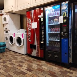 Green Tortoise Hostel - Washer/Dryer and Vending Machines