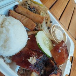 everything on this plate is super ono, but what is that weird green thing in the middle.. everything on this plate is super ono, but what is that weird green thing in the middle..
