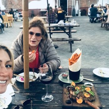 Vista - Enjoying good food, good company, and outdoor seating with fresh beach air - Bars Near Me - Hermosa Beach, California