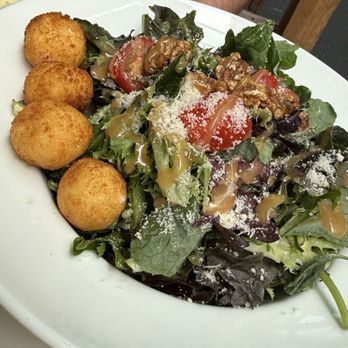 Social Corner - House salad is plenty for two or three people. - Pizza Near Me - Vancouver, British Columbia