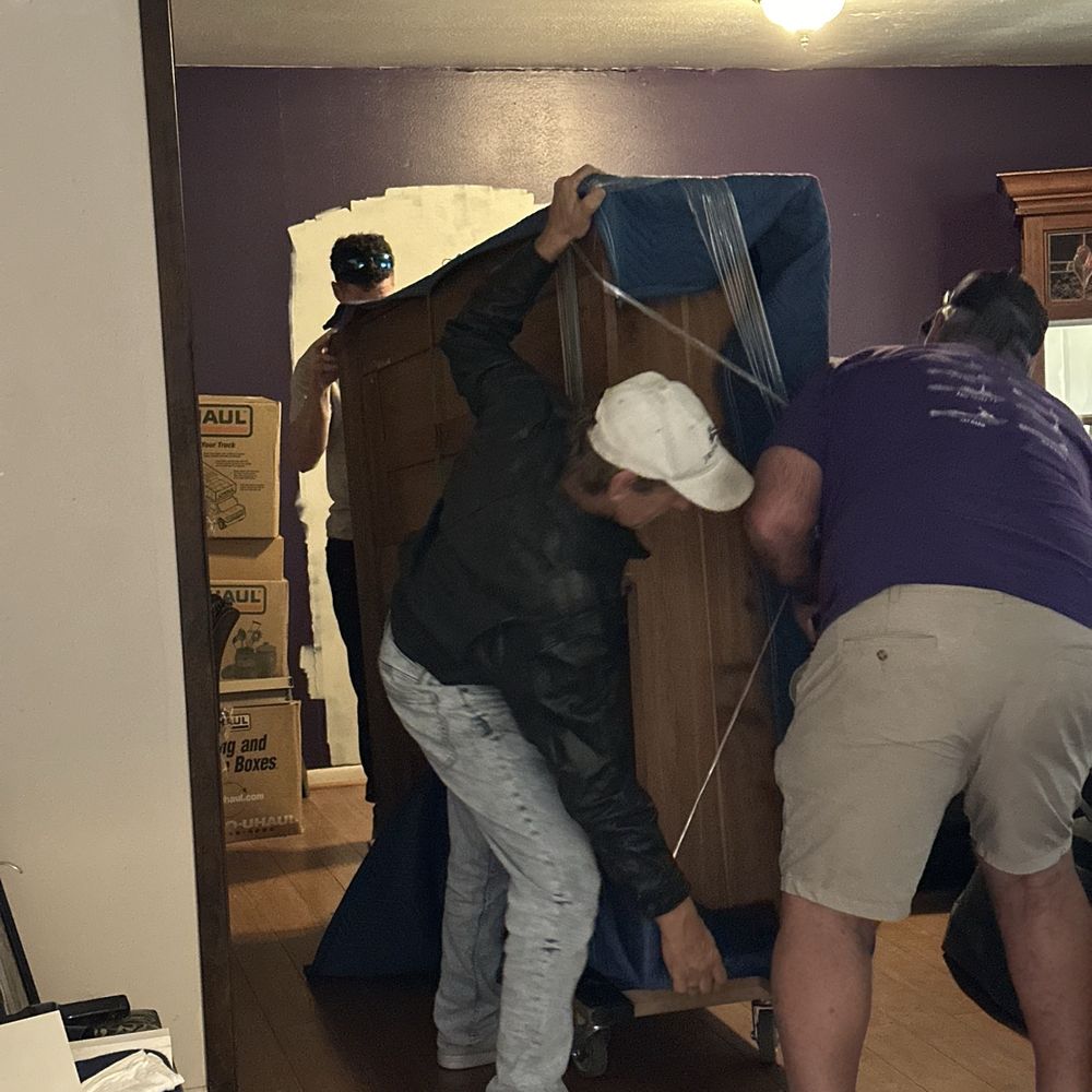 Clear Creek Movers - Wrapped and carefully taken out. - Movers Near Me - League City, Texas Clear Creek Movers - Wrapped and carefully taken out. - Movers Near Me - League City, Texas